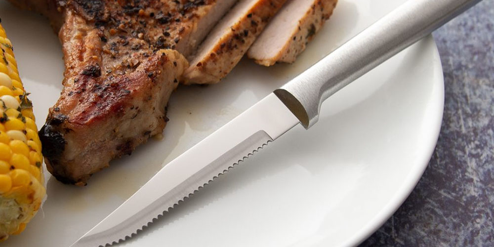 https://yumwick.com/wp-content/uploads/sites/32/2021/10/11.-Serrated-Steak-Knives-VS-Non-Serrated-Steak-Knives.jpg